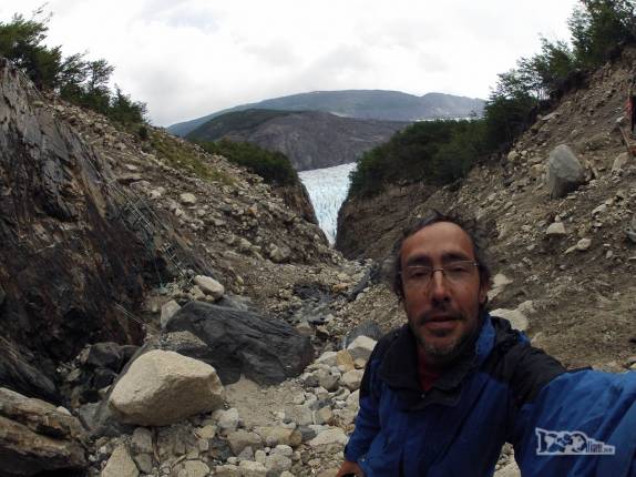 Atravessando trecho de erosão na trilha do glaciar Grey, no parque nacional Torres del Paine, no sul do Chile